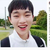 Pria yang diketahui bernama Vincent ini viral setelah lip sync lagu iklan Ramayana. Dalam sebuah video yang diunggahnya ke Instagram, Vincent tampak menyanyikan lagu bernuansa qasidah dengan lirik populer Kerja lembur bagai kuda tersebut.  Foto: Instagram Vincent