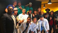 Rame ya! Neymar dan teman-temannya pun berfoto sambil memegang buah pisang. Ada acara apa ya ini? Foto: Instagram @neymarjr