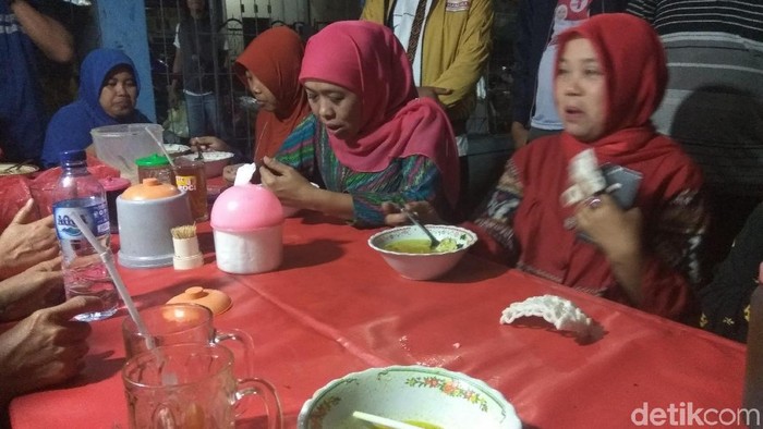 Khofifah Ajak Pedagang Pasar Tradisional di Sidoarjo Sahur Bareng