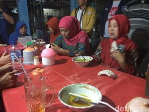 Khofifah Ajak Pedagang Pasar Tradisional di Sidoarjo Sahur Bareng