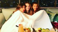 Lahir di Jamshedpur, India, Priyanka kini diisukan pindah ke Los Angeles setelah tinggal di New York. Di LA, ia bersantai di malam hari sambil makan salad bersama teman-temannya. Foto: Instagram: @priyankachopra