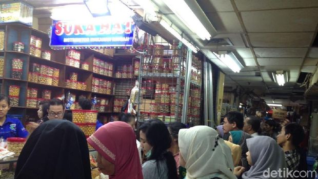 Ramainya Pemburu Kue Kering Jelang Lebaran di Pasar Jatinegara