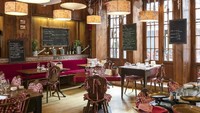 Winstub du Chambard, salah satu restoran yang ada di Le Chamrad. Ditata dengan warna merah dengan paduan elemen kayu yang hangat. Menyajikan hidangan khas Alscae yang diolah oleh chef Oliver Nasti, sang pelilik hotel.Foto: Istimewa