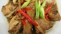  Ayam kecap juga jadi pilihan @windaasianipar untuk buka puasa. Di akun Instagramnya dia juga membagikan resep ayam kecapnya lho. Foto: Instagram