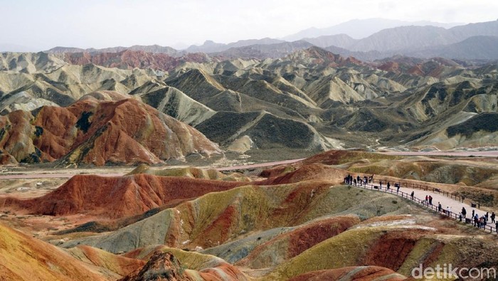 Zhangye Danxia Geological Park, Gunung Pelangi yang disebut dalam Al Quran Surat Al Fathir ayat 27