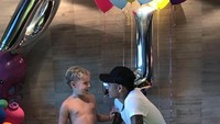  Merayakan ulang tahun sang anak yang ke 6. Pria berusia 26 tahun ini terlihat sangat kebapak-an sambil berfoto dengan aneka kue bersama anaknya. Foto: Instagram @neymarjr