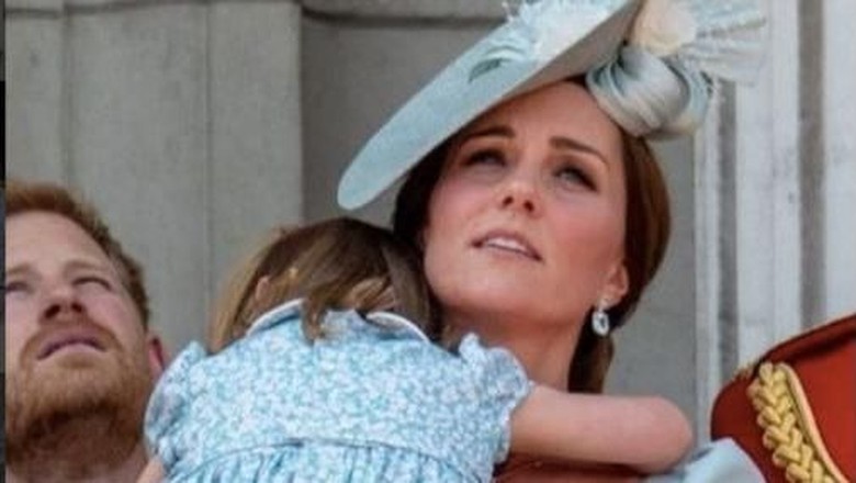 Keibuan! Sigapnya Kate Middleton saat Putri Charlotte Terjatuh Keibuan! Sigapnya Kate Middleton saat Putri Charlotte Terjatuh