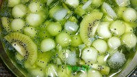 Untuk menambah rasa segar, @yulis_setiya_dewi menambahkan potongan kiwi dalam sajian es melonnya. Dipadu selasih dan sirup, seger banget! Foto: Instagram
