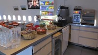 Kopi, kue, dan makanan dapat dibeli di pesawat. Minuman dapat dibeli di bar berlisensi penuh. Microwave juga tersedia untuk digunakan para tamu. Istimewa/Booking.com