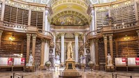 Austrian National Library, merupakan perpustakaan nasional yang dimiliki Austria. Terletak di kota Vienna, perpustakaan yang sudah berdiri sejak tahun 1368 ini memiliki koleksi mencapai 12 juta buku. Dibangun dengan gaya barok yang kental pada masanya membuat perpustakaan ini semakin cantik meski sudah bertahan selama 6 abad. Istimewa/Boredpanda.