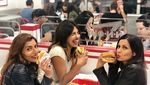 Cantiknya Priyanka Chopra Saat Makan Burger, Salad hingga Donat