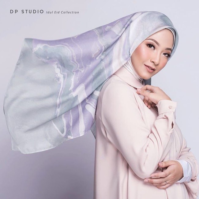 Nuurul Zafitra sebelumnya bekerja sebagai pramugari, istri dari kakak Dian Pelangi Dion Muharom. Ia memutuskan berhijab setelah menikah. Wanita cantik tersebut telah dikaruniai satu orang putri. Foto: Instagram