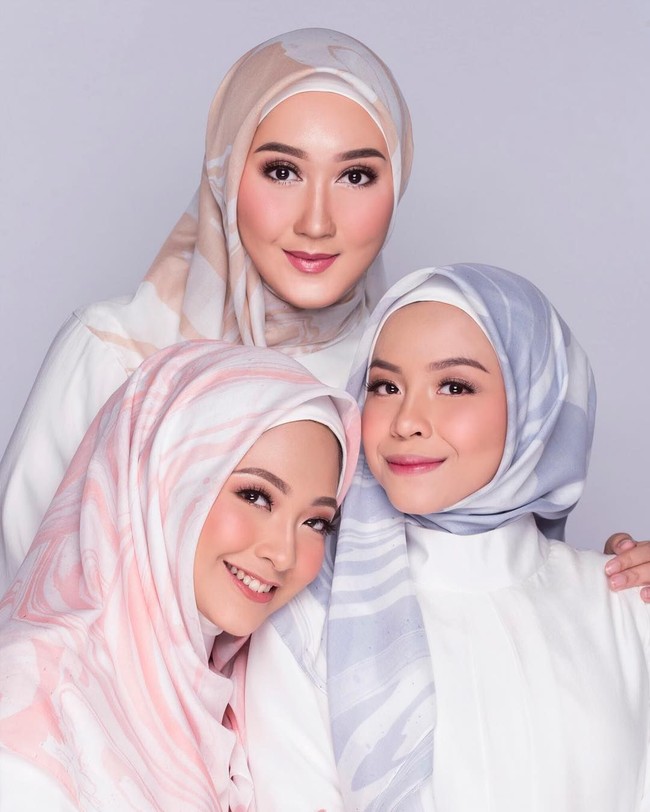Berfoto bersama kedua saudari iparnya, Dian Pelangi mendapatkan sambutan meriah dari netizen. Banyak yang kagum dengan kecantikan tiga hijabers itu, bahkan ada yang menyebut mereka bak bidadari. Foto: Instagram