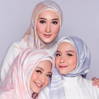 Berfoto bersama kedua saudari iparnya, Dian Pelangi mendapatkan sambutan meriah dari netizen. Banyak yang kagum dengan kecantikan tiga hijabers itu, bahkan ada yang menyebut mereka bak bidadari. Foto: Instagram