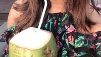 Di Mumbai, aktris berbibir tebal ini sempatkan menyesap kelapa muda. Duh segar banget sih! Foto: Instagram: @priyankachopra