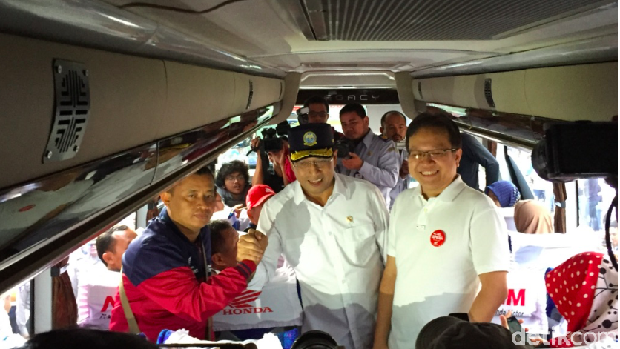 Menhub Budi Karya Sumadi menginspeksi bus yang dipakai mudik