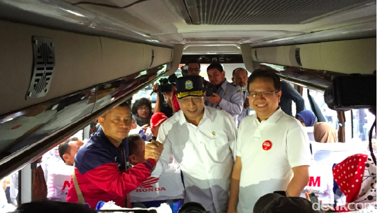 Menhub Budi Karya Sumadi bersama Marketing Director AHM Thomas Wijaya menyapa peserta Mudik Balik Bareng Honda. Foto: Dadan Kuswaraharja Menhub Budi Karya Sumadi bersama Marketing Director AHM Thomas Wijaya menyapa peserta Mudik Balik Bareng Honda. Foto: Dadan Kuswaraharja