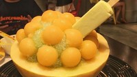 Beda dari yang lain. @marimarzhang punya sajian melon serut super besar yang diberi es serut dan es krim rasa melon. Mau coba? Foto: Instagram