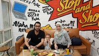 Paket lengkap! Makan bareng keluarga sendiri emang lebih asik. Mau makan apapun pasti jadi lebih nikmat dan seru. Seperti Revalina dan keluarganya ini. Foto: Instagram @vatemat