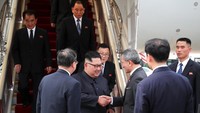 Momen kedatangan Jong Un diunggah oleh Vivian di akun Twitternya. Menteri Luar Negeri Singapura itu menuliskan selamat datang pemimpin Jong Un bersama dengan foto penyambutannya. Singapores Ministry of Communications and Information/Handout via Reuters.