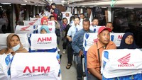 Pemudik diberangkatkan dari kantor AHM, Sunter, Jakarta Utara dengan menggunakan sebanyak 56 bus eksekutif pada Minggu (10/6) pagi hari. Dok. AHM.