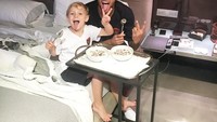 Meski sudah malam, Neymar ternyata masih menghabiskan waktu bersama dengan anaknya sambil makan semangkuk sereal. Foto: Instagram @neymarjr
