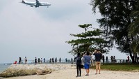 Momen kedatangan Kim Jong Un ke Singapura untuk mengadakan pertemuan tingkat tinggi dengan Presiden Amerika Serikat, Donald Trump tak ingin dilewatkan oleh masyarakat Singapura. Beberapa diantaranya bahkan terlihat mengintip menggunakan teropong untuk melihat lebih jelas pesawat yang ditumpangi oleh Kim Jong Un sesaat akan mendarat di Bandara Changi Singapura. Tim Chong/Reuters.
