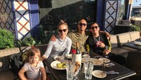 Bersama rekannya di Los Angeles, Mario terlihat akrab menikmati suguhan makanan. Mereka memilih area outdoor restoran sambil menikmati sinar matahari sore. Foto: Instagram @lawalata13