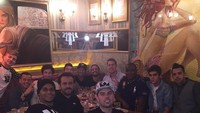 Acara khusus para pria. Neymar dan teman-temannya terlihat sedang ngbrol santai sambil menikmati aneka minuman di bar tersebut. Foto: Instagram @neymarjr