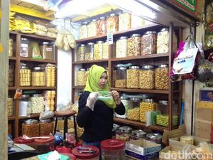 Ramainya Pemburu Kue Kering Jelang Lebaran di Pasar Jatinegara