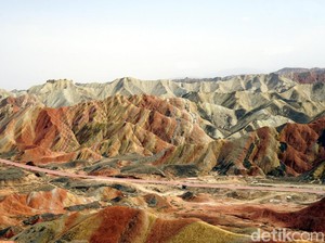 Masya Allah! Inilah Gunung Pelangi yang Disebutkan dalam Al Quran