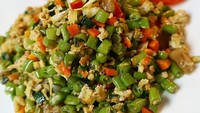 3. Kalau mau lebih berwarna, Anda bisa buat telur orak arik yang satu ini. Telurnya dipadu dengan buncis dan wortel. Foto: Instagram yusnita.erni.9