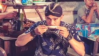 Ke Yogyakarta kurang lengkap kalau tak mencoba segelas kopi joss yang fenomenal. Mario juga mencicipnya lho.  Foto: Instagram @lawalata13