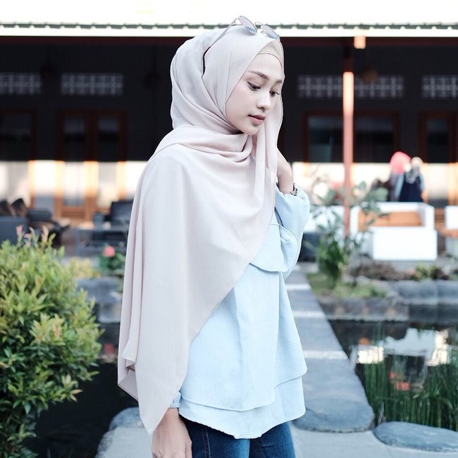 Rifka memiliki gaya hijab yang khas. Meski sering mencoba beragam gaya, ia tampak sangat nyaman dengan shawl panjang berbahan sifon. Foto: Instagram Rifka Ayu