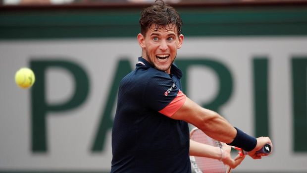 Dominic Thiem tampak kesulitan menghadapi permainan superior Rafael Nadal di final Prancis Terbuka 2018. (