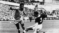 Manuel Francisco dos Santos atau yang biasa dikenal dengan sebutan Garrincha adalah salah satu pesepakbola pendek lainnya dari Brasil yang berhasil mendulang prestasi di Piala Dunia. Tak hanya memiliki tinggi 166 cm, Garrincha bahkan juga memiliki kelainan di kedua kakinya. Foto: Central Press/Getty Images