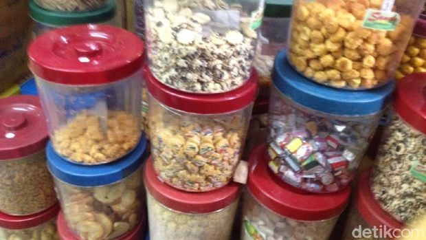 Ramainya Pemburu Kue Kering Jelang Lebaran di Pasar Jatinegara