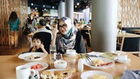 Duh, lahap banget sih makannya. Ada bubur, crepes hingga pasta yang tersaji di sana. Banyak juga, ya menu sarapannya. Foto: Instagram @vatemat