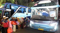 Sebanyak 704 konsumen tujuan Semarang diberangkatkan dengan 14 bus serta sebanyak 1.452 pemudik tujuan Yogyakarta diberangkatkan dengan menggunakan 31 bus sementara 469 konsumen tujuan Solo diberangkatkan dengan 11 bus. Dok. AHM.