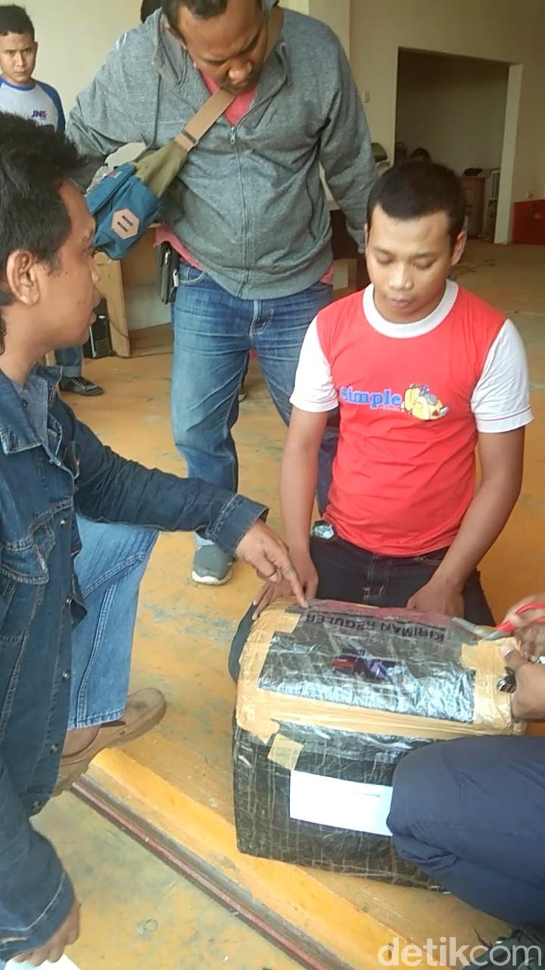 8 Kg Ganja Kering Berserta Pemiliknya Diamankan BNNP Jatim 8 Kg Ganja Kering Berserta Pemiliknya Diamankan BNNP Jatim