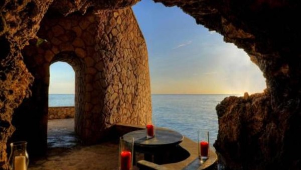 Hotel Ini Punya Ruang Makan Mewah di Dalam Goa