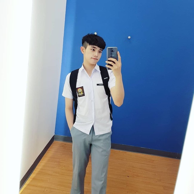 Itu dibuktikan saat pria 20 tahun itu menguggah sebuah foto di mana ia menggunakan seragam SMA. Foto: Instagram Vincent