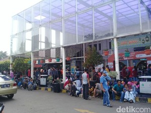 Pemudik Menumpuk di Stasiun Senen