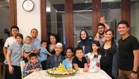  Nah kalau ini keluarga besar Revalina yang sedang merayakan ulang tahun pernikahan ayah dan ibunya yang ke 36. Tumpeng dengan lauk komplet jadi simbol perayaan pernikahan mereka. Foto: Instagram @vatemat