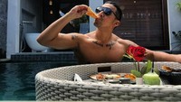Pemilik nama lengkap Mario Santo Michael Lawalata ini dikenal sebagai publik figur berparas tampan dan murah senyum. Lewat instagramnya, ia sering berbagi foto pengalaman berburu kuliner.  Foto: Instagram @lawalata13