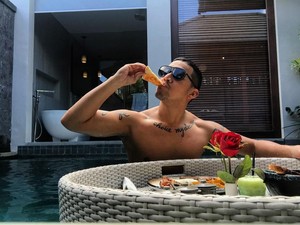 Timbang Badan, Roy Ricardo Pamer Bokong ke Arah Mario Lawalata