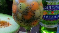 @zulaikah0457 mencampurkan melon oranye dengan melon hijau. Ditambah selasih dan sirup dengan potongan es bisa jadi menu spesial buka puasa di rumah. Foto: Instagram