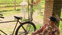 Habis sarapan, Mario asyik menyeruput segelas kopi susu. Kali ini ia sambil mengenakan baju lurik dan blankon khas Yogyakarta. Foto: Instagram @lawalata13