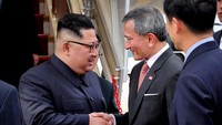 Presiden Korea Utara, Kim Jong Un tiba di Bandara Changi Singapura dan disambut oleh Menteri Luar Negeri Singapura, Vivian Balakrishnan. Singapores Ministry of Communications and Information/Handout via Reuters.