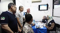 Sandi pun melanjutkan pengecekan ke pos kesehatan. Disana Sandi terlihat berbincang dengan petugas kesehatan yang bertugas di pos pelayanan kesehatan penumpang.